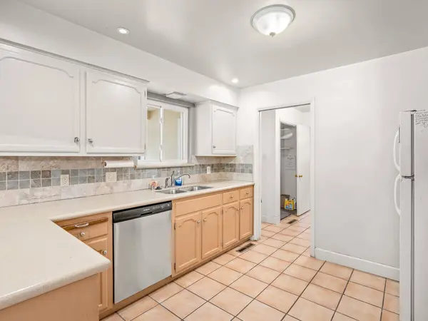 525 E Vartikian AVE, Fresno, CA 93710