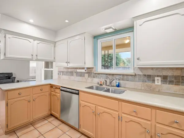 525 E Vartikian AVE, Fresno, CA 93710