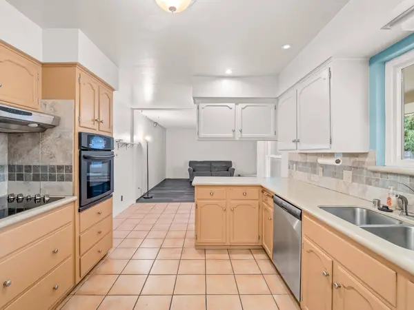 525 E Vartikian AVE, Fresno, CA 93710