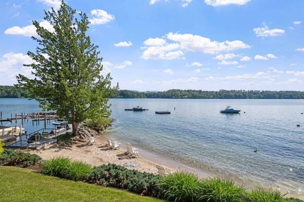 5 Lloyd RD, Wolfeboro, NH 03894