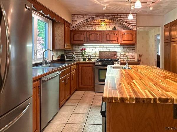 11 Wood Dale RD, Whitesboro, NY 13492