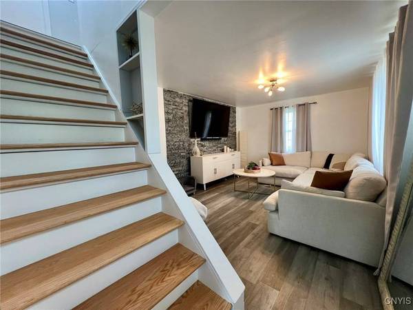 19 Pleasantview PL, Whitesboro, NY 13492