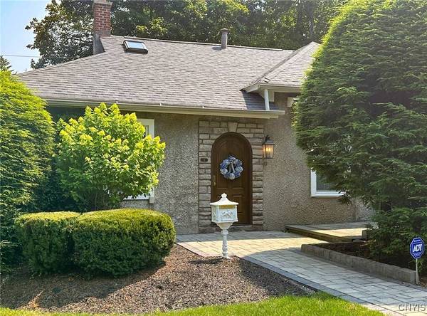 2 Longfellow DR, New Hartford, NY 13413