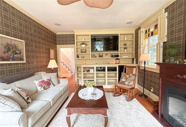 2 Longfellow DR, New Hartford, NY 13413