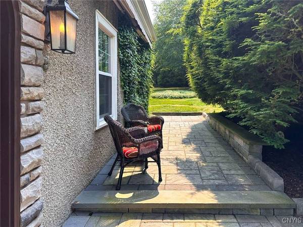 2 Longfellow DR, New Hartford, NY 13413