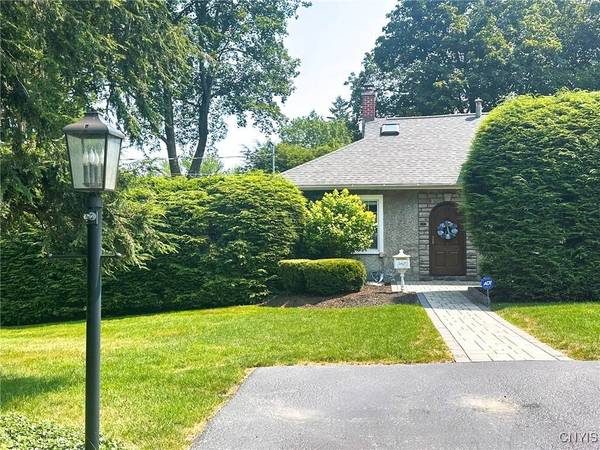 2 Longfellow DR, New Hartford, NY 13413