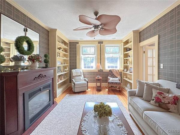 2 Longfellow DR, New Hartford, NY 13413