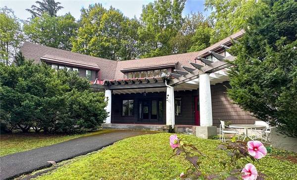 2 Jordan RD, New Hartford, NY 13413