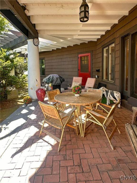 2 Jordan RD, New Hartford, NY 13413