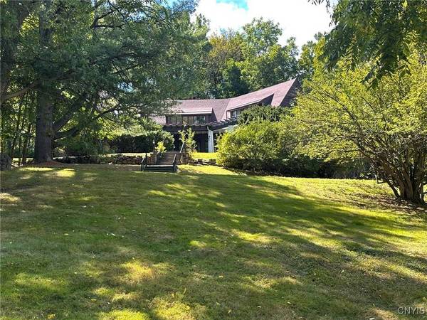 2 Jordan RD, New Hartford, NY 13413