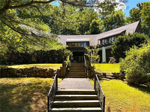 2 Jordan RD, New Hartford, NY 13413