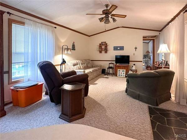 24 Singleton DR, New Hartford, NY 13413