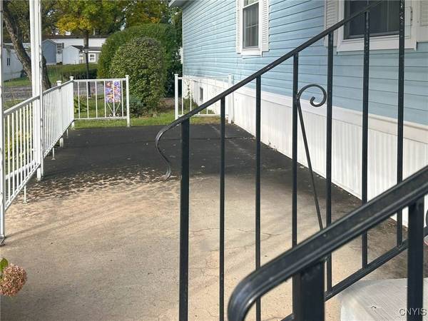 24 Singleton DR, New Hartford, NY 13413