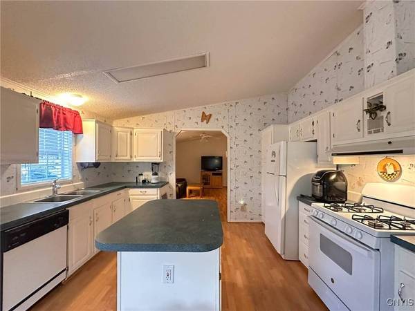 2 Tree Stump DR, Clark Mills, NY 13321