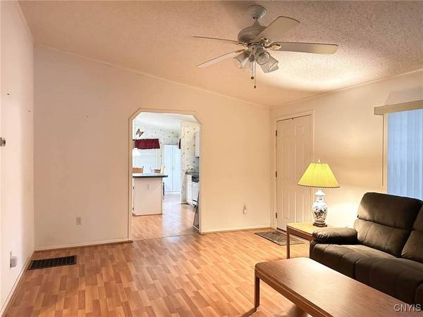 2 Tree Stump DR, Clark Mills, NY 13321