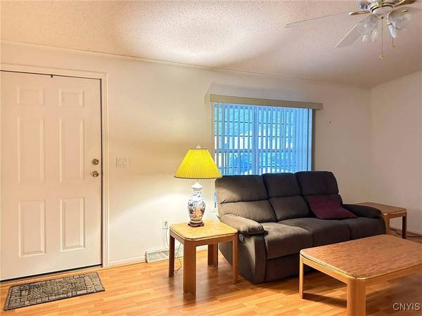 2 Tree Stump DR, Clark Mills, NY 13321