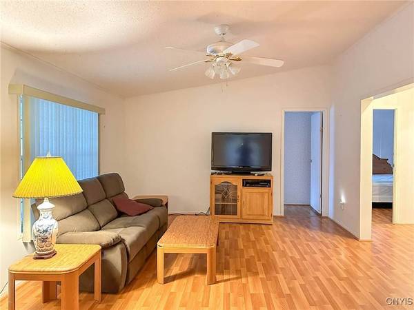 2 Tree Stump DR, Clark Mills, NY 13321