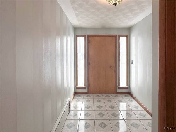 319 Winchester DR, Whitestown, NY 13492