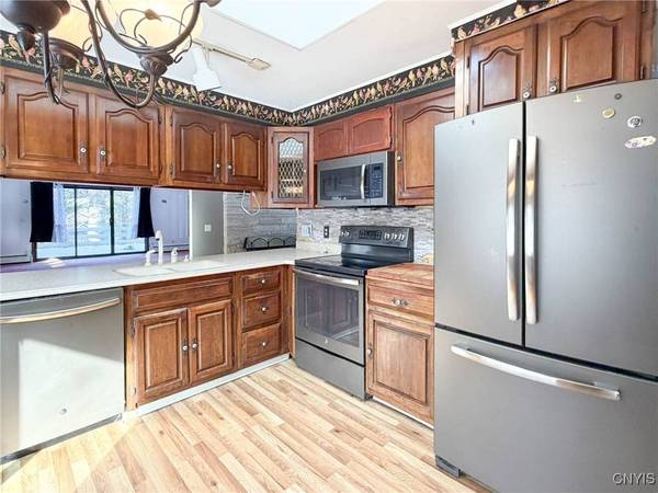 20 Cascade DR, New Hartford, NY 13413