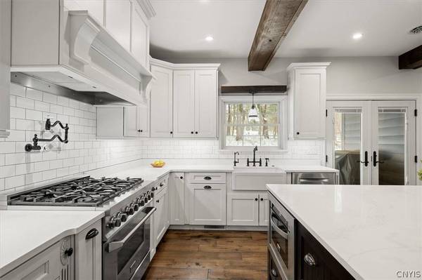 28 Jordan RD, New Hartford, NY 13413