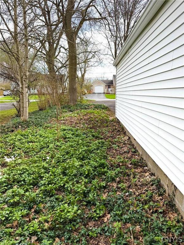 12 Sherrill LN, New Hartford, NY 13413