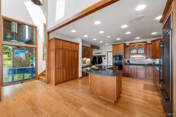 8944 Tibbitts RD, New Hartford, NY 13413