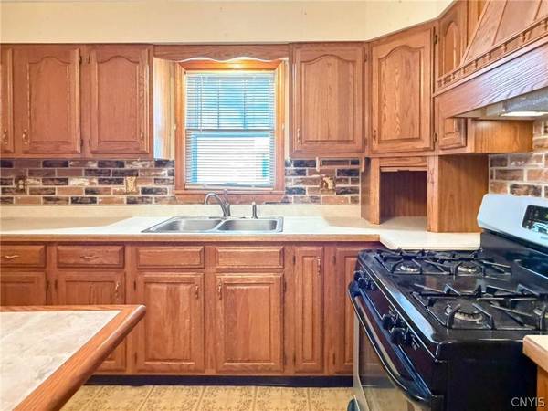 8 Dexter ST, Whitesboro, NY 13492