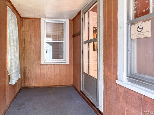 8 Dexter ST, Whitesboro, NY 13492