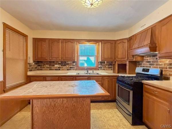 8 Dexter ST, Whitesboro, NY 13492