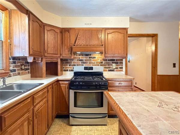 8 Dexter ST, Whitesboro, NY 13492