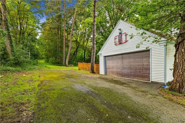 30 Jordan RD, New Hartford, NY 13413