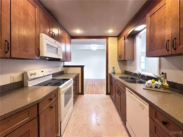 2 Claridge CT, New Hartford, NY 13413