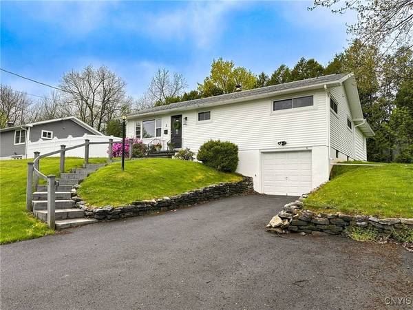 2 Claridge CT, New Hartford, NY 13413