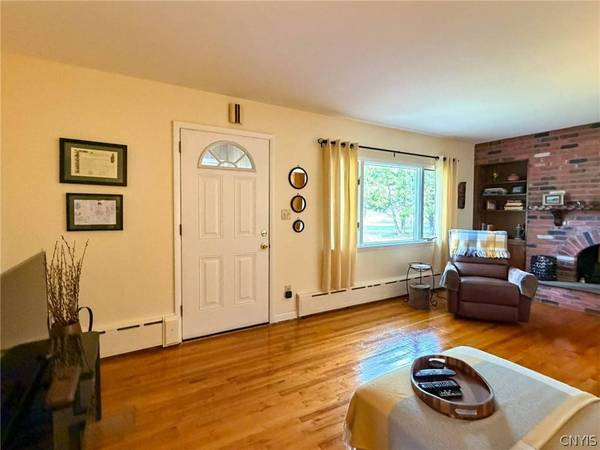43 Hollywood DR, Whitesboro, NY 13492