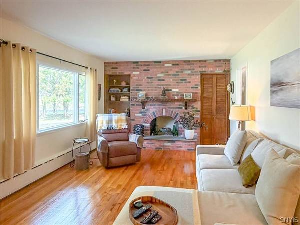 43 Hollywood DR, Whitesboro, NY 13492