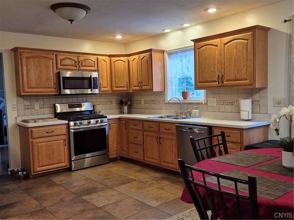 110 Cedarcrest LN, Oneida, NY 13421