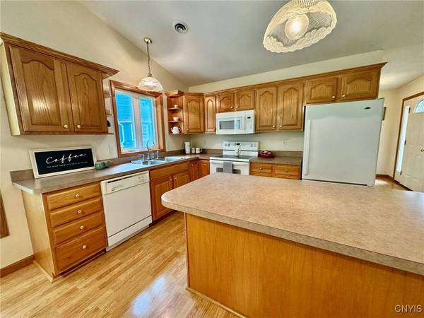 25 Fair Meadow LN, Clinton, NY 13323