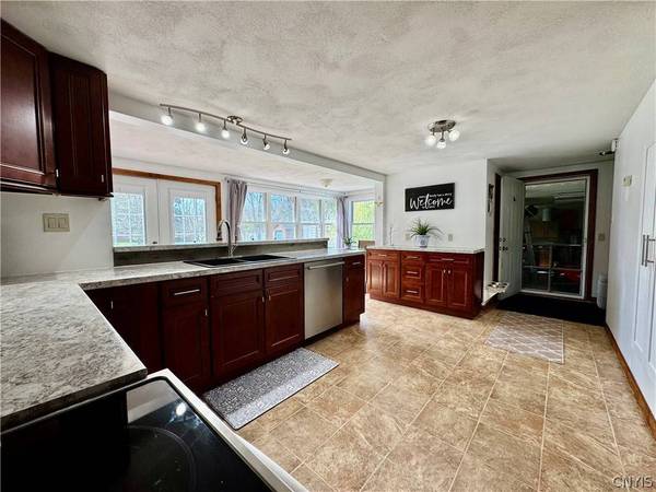 87 Clinton ST, New York Mills, NY 13417