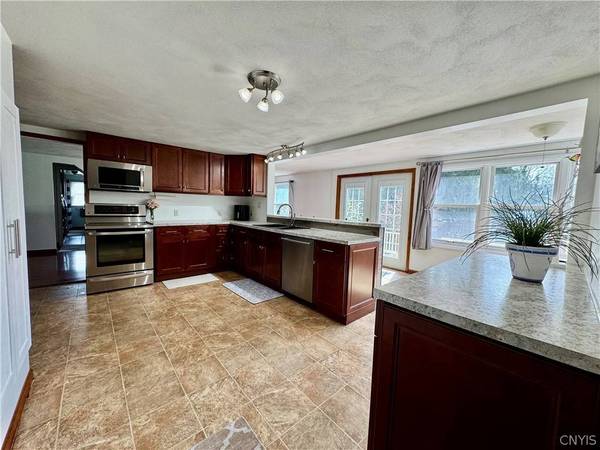 87 Clinton ST, New York Mills, NY 13417