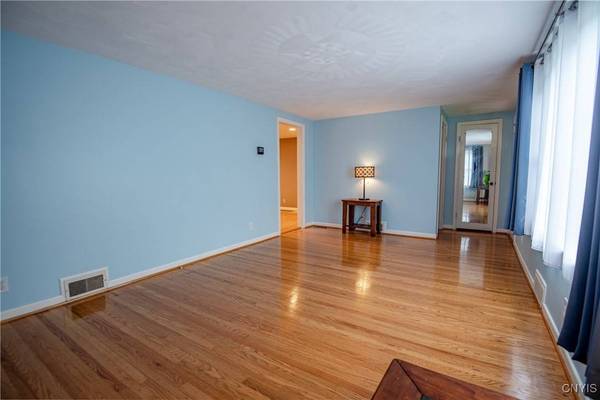 22 Lyndon RD, Whitesboro, NY 13492