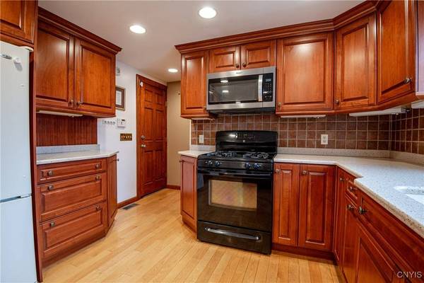 22 Lyndon RD, Whitesboro, NY 13492