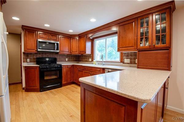22 Lyndon RD, Whitesboro, NY 13492