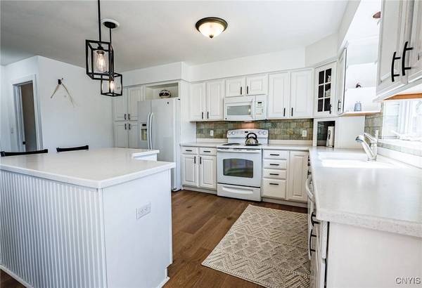 3 Crown LN, Whitesboro, NY 13492