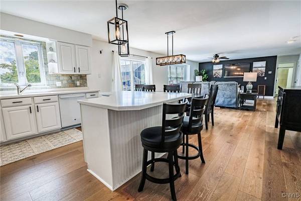 3 Crown LN, Whitesboro, NY 13492