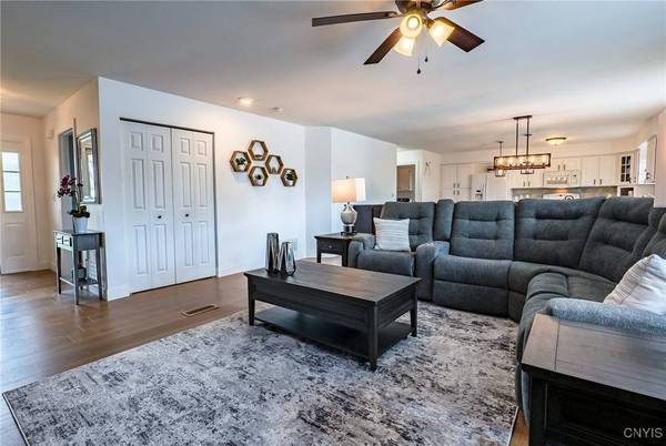 3 Crown LN, Whitesboro, NY 13492