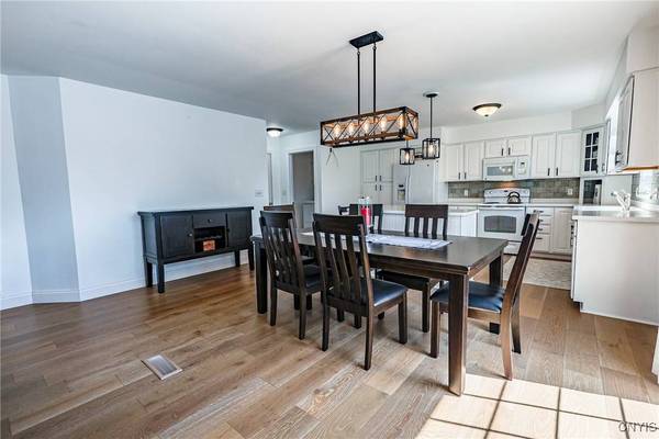 3 Crown LN, Whitesboro, NY 13492