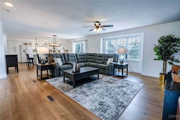 3 Crown LN, Whitesboro, NY 13492