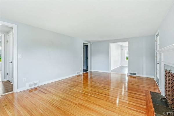 29 Lyndon RD, Whitesboro, NY 13492