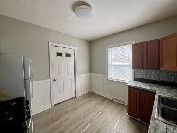 832 Waverly PL, Utica, NY 13502