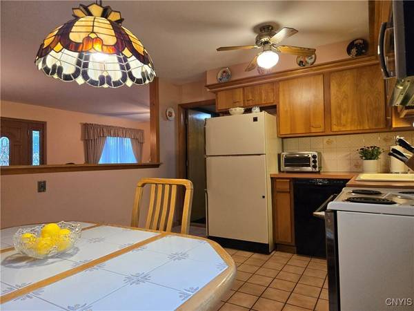 19 Shelly PL, Utica, NY 13502